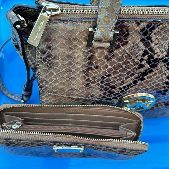 Micheal Kors leather bag and wallet in good shape one set only - Picture 3 of 7